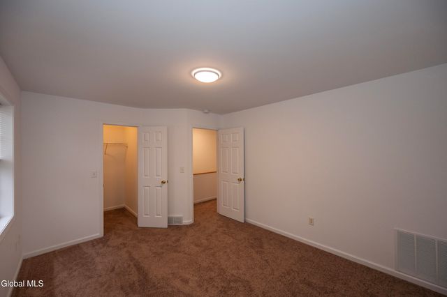 33 Cambridge Drive, Halfmoon, NY 12065