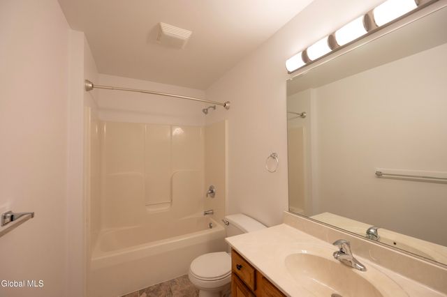 33 Cambridge Drive, Halfmoon, NY 12065