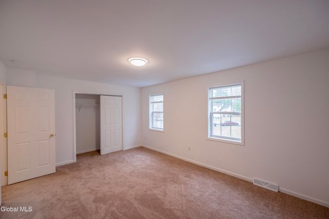 33 Cambridge Drive, Halfmoon, NY 12065