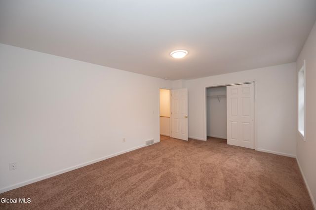 33 Cambridge Drive, Halfmoon, NY 12065