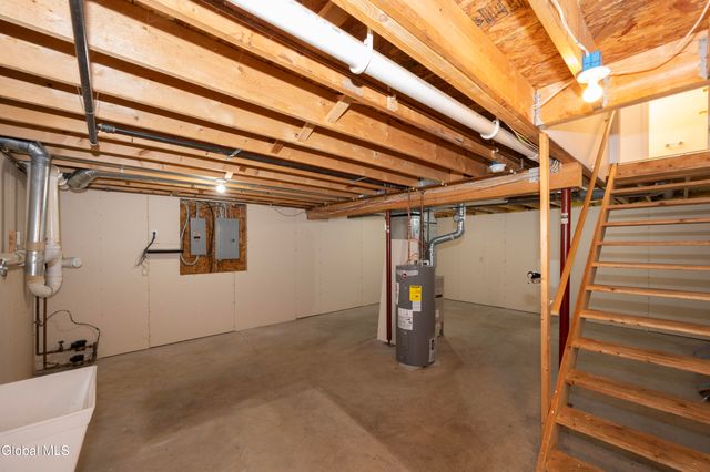 33 Cambridge Drive, Halfmoon, NY 12065