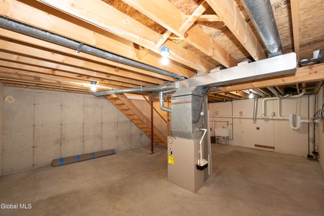 33 Cambridge Drive, Halfmoon, NY 12065