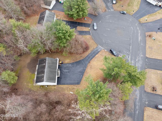 33 Cambridge Drive, Halfmoon, NY 12065