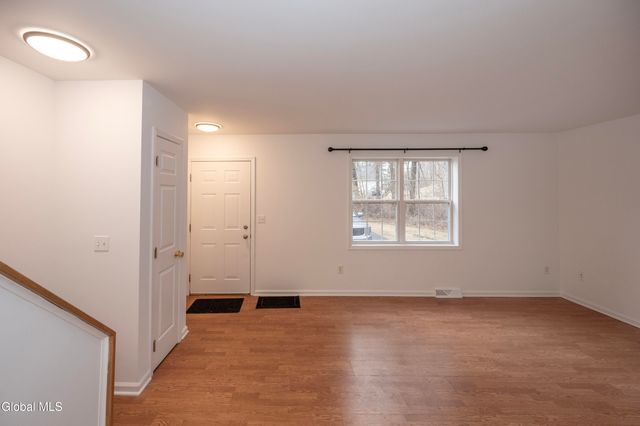 33 Cambridge Drive, Halfmoon, NY 12065