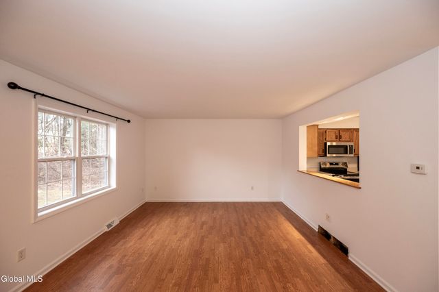 33 Cambridge Drive, Halfmoon, NY 12065