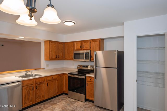 33 Cambridge Drive, Halfmoon, NY 12065