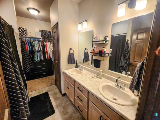 9064 W Ark Pl, Sioux Falls, SD 57106