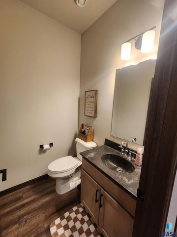 9064 W Ark Pl, Sioux Falls, SD 57106