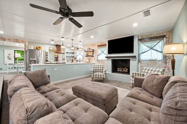 801 Waggoner Drive, Arlington, TX 76013