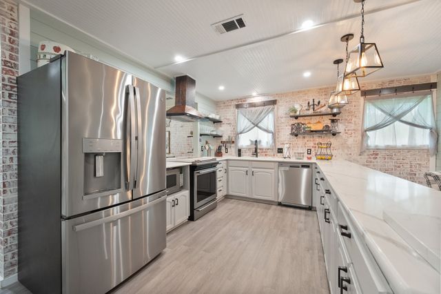 801 Waggoner Drive, Arlington, TX 76013