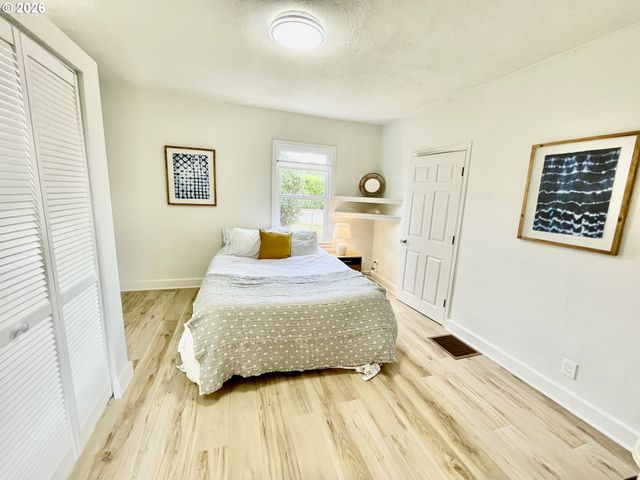 5901 Se FLAVEL Dr, Portland, OR 97206