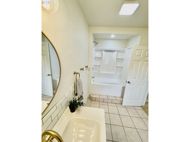 5901 Se FLAVEL Dr, Portland, OR 97206