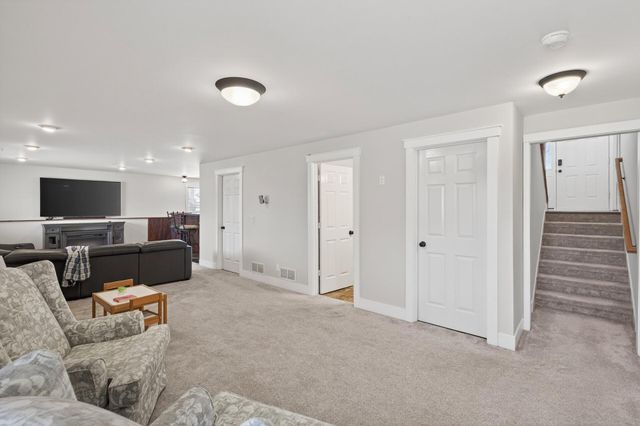 929 Farmers Ridge Trail, Belle Plaine, MN 56011