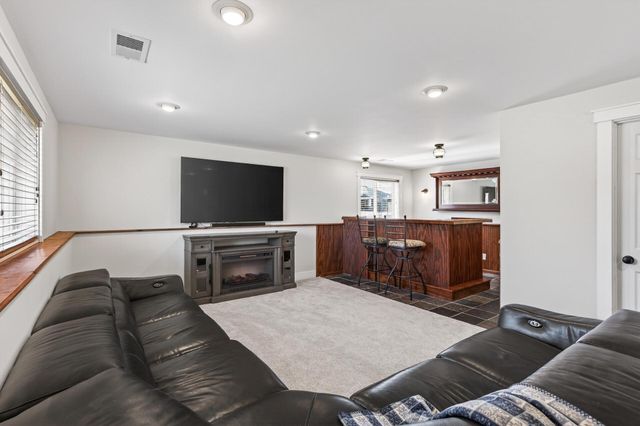 929 Farmers Ridge Trail, Belle Plaine, MN 56011