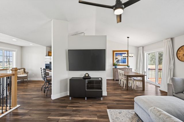 929 Farmers Ridge Trail, Belle Plaine, MN 56011