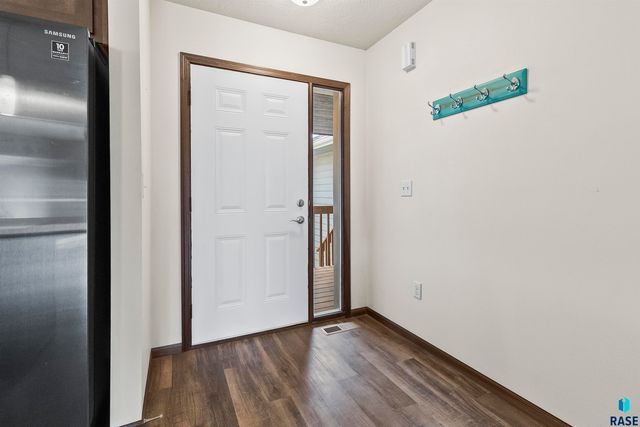 2527 Dorian Dr Drive, Yankton, SD 57078