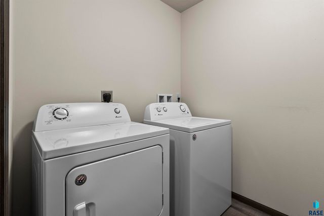 2527 Dorian Dr Drive, Yankton, SD 57078