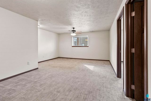 2527 Dorian Dr Drive, Yankton, SD 57078