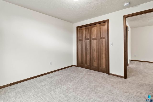 2527 Dorian Dr Drive, Yankton, SD 57078