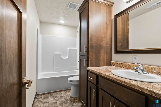 2527 Dorian Dr Drive, Yankton, SD 57078