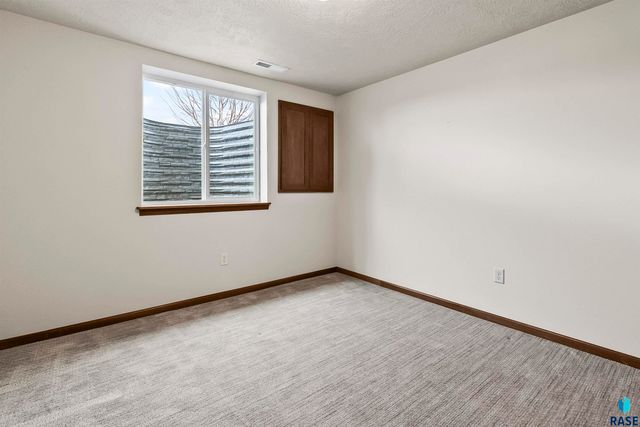 2527 Dorian Dr Drive, Yankton, SD 57078