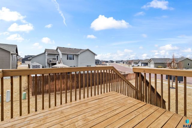 2527 Dorian Dr Drive, Yankton, SD 57078