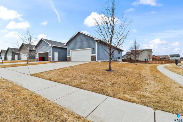 2527 Dorian Dr Drive, Yankton, SD 57078