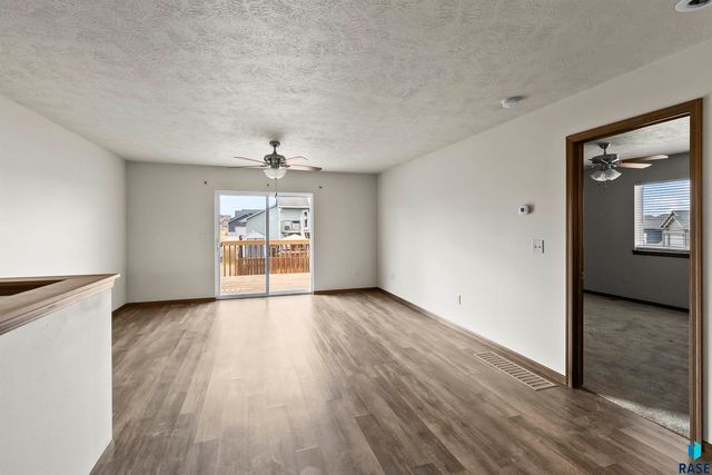 2527 Dorian Dr Drive, Yankton, SD 57078