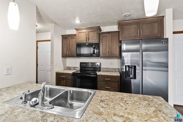 2527 Dorian Dr Drive, Yankton, SD 57078