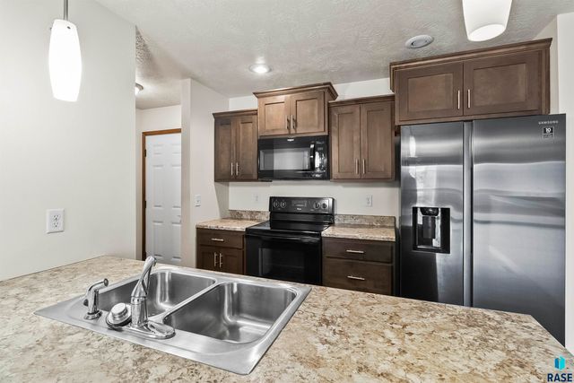 2527 Dorian Dr Drive, Yankton, SD 57078