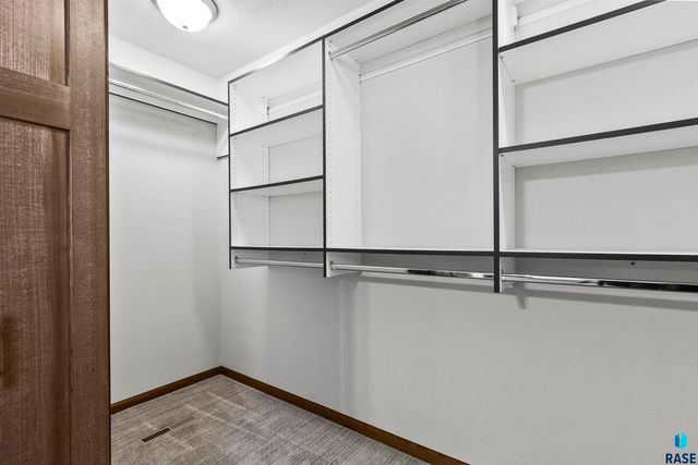 2527 Dorian Dr Drive, Yankton, SD 57078