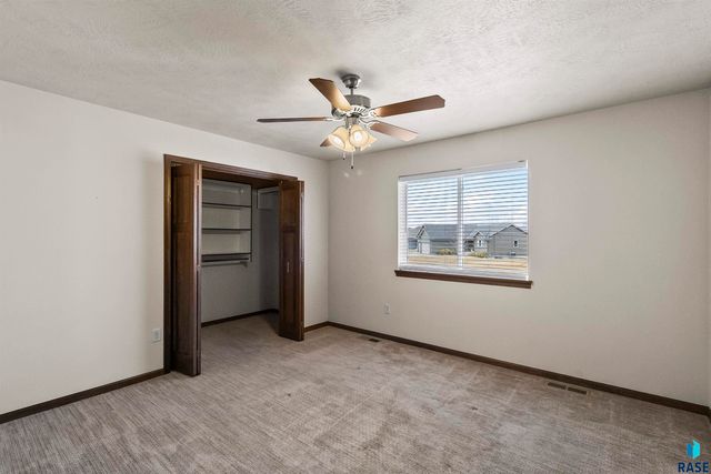 2527 Dorian Dr Drive, Yankton, SD 57078