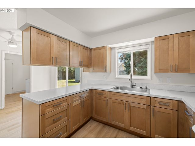 1574 Se SPRUCE St, Hillsboro, OR 97123