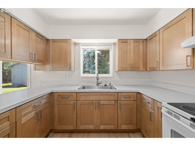 1574 Se SPRUCE St, Hillsboro, OR 97123