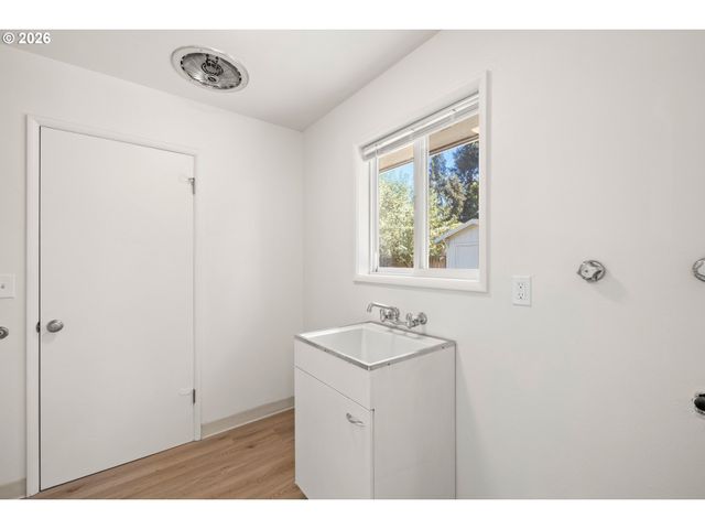 1574 Se SPRUCE St, Hillsboro, OR 97123