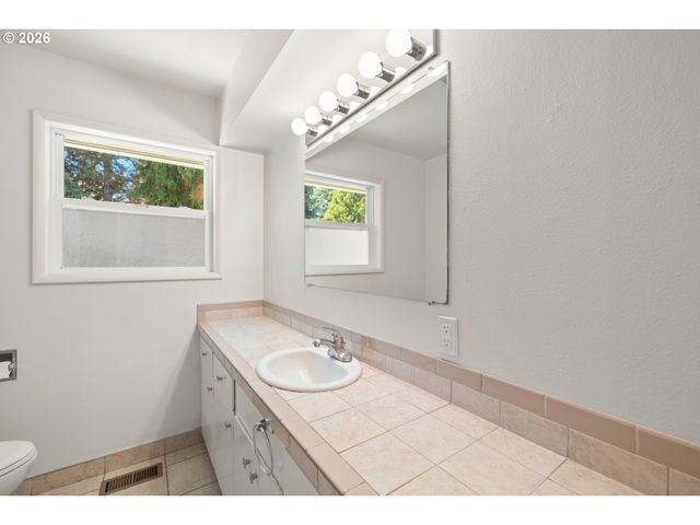 1574 Se SPRUCE St, Hillsboro, OR 97123