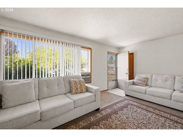 1574 Se SPRUCE St, Hillsboro, OR 97123
