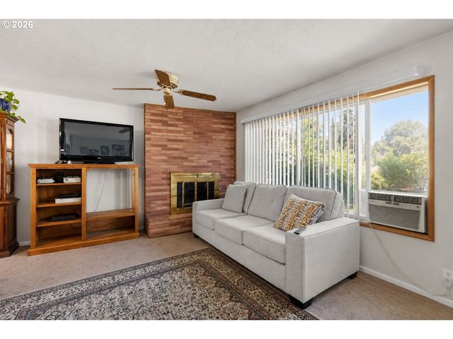 1574 Se SPRUCE St, Hillsboro, OR 97123