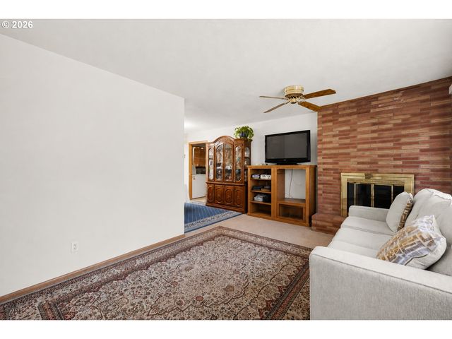 1574 Se SPRUCE St, Hillsboro, OR 97123