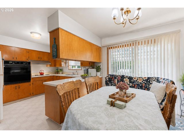 1574 Se SPRUCE St, Hillsboro, OR 97123