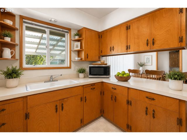 1574 Se SPRUCE St, Hillsboro, OR 97123