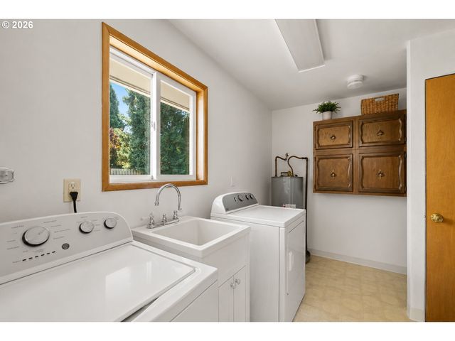 1574 Se SPRUCE St, Hillsboro, OR 97123