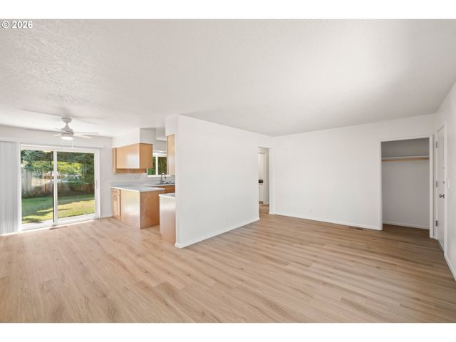 1574 Se SPRUCE St, Hillsboro, OR 97123