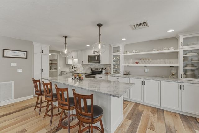 402 Ridgefield Cir D, Clinton, MA 01510
