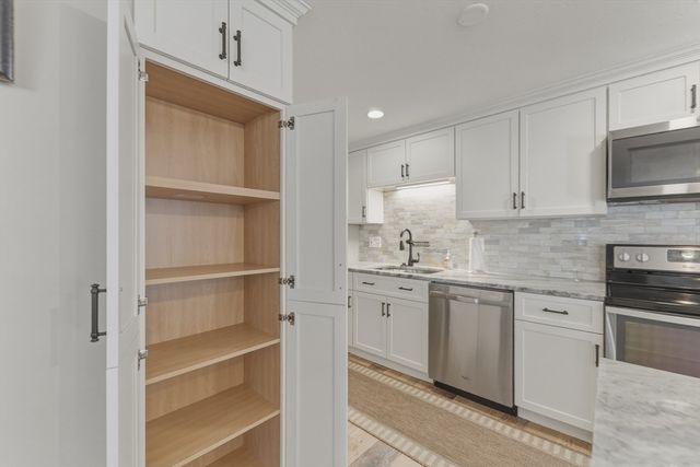 402 Ridgefield Cir D, Clinton, MA 01510