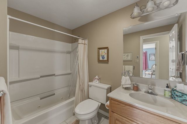 402 Ridgefield Cir D, Clinton, MA 01510