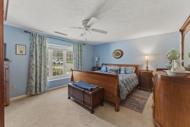 402 Ridgefield Cir D, Clinton, MA 01510