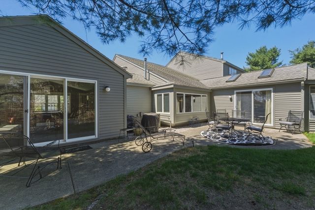 402 Ridgefield Cir D, Clinton, MA 01510