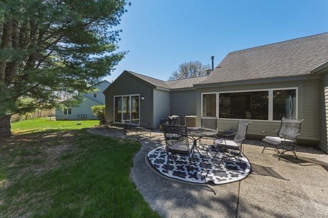 402 Ridgefield Cir D, Clinton, MA 01510