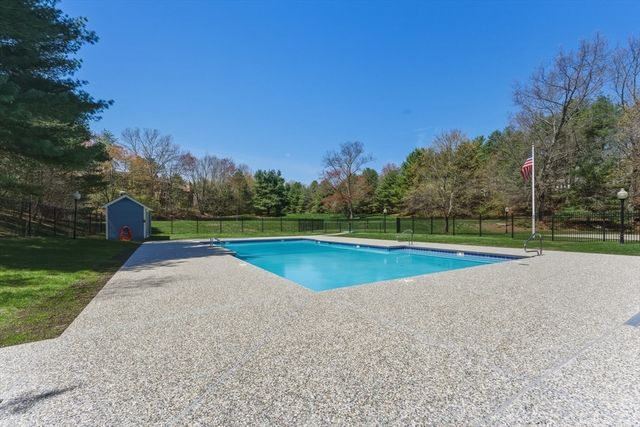 402 Ridgefield Cir D, Clinton, MA 01510